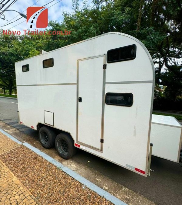 Trailer com cozinha externa